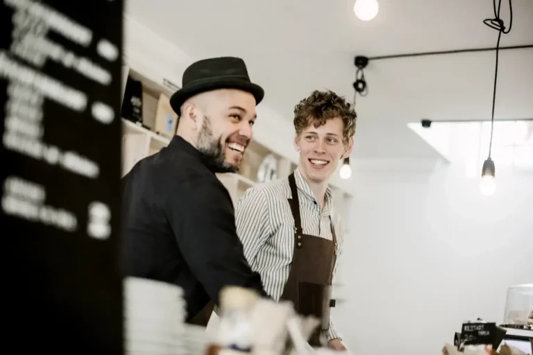 Blog twee lachende mannen in de horeca